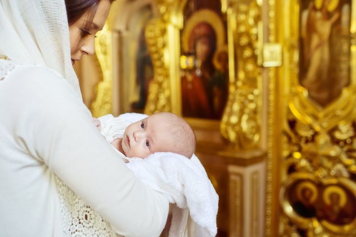 Как организовать крестины грудного ребенка. Подготовка крестных к обряду крещения