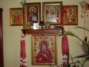 Где в комнате вешать иконы. Где в доме должны стоять иконы? Правила размещения иконостаса