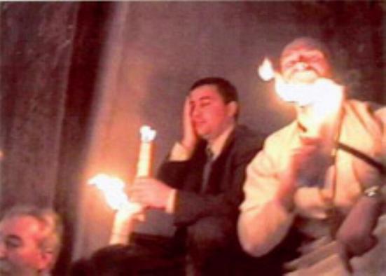 Во сколько часов зажигается благодатный огонь. Схождение благодатного огня